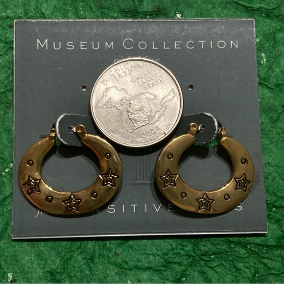 Museum Collection Nickel Free Gold-tone small oval hoop earrings - Picture 5 of 5